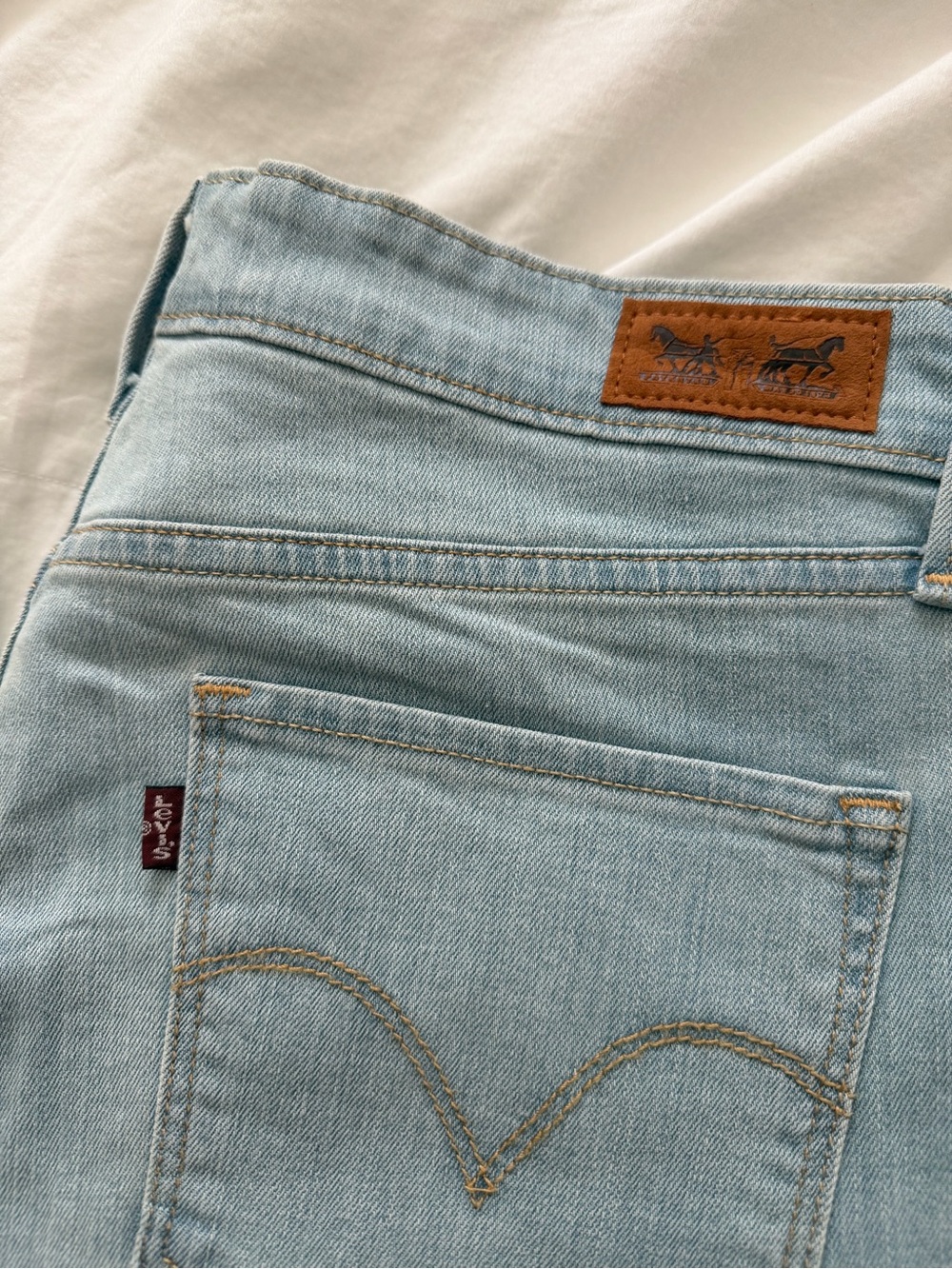 Levi’s Light Blue Women’s Mid Rise Skinny Jeans Size 10